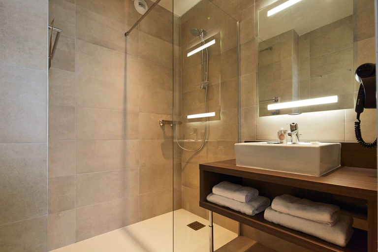 Bathroom 4, Kyriad Troyes Centre, Aube