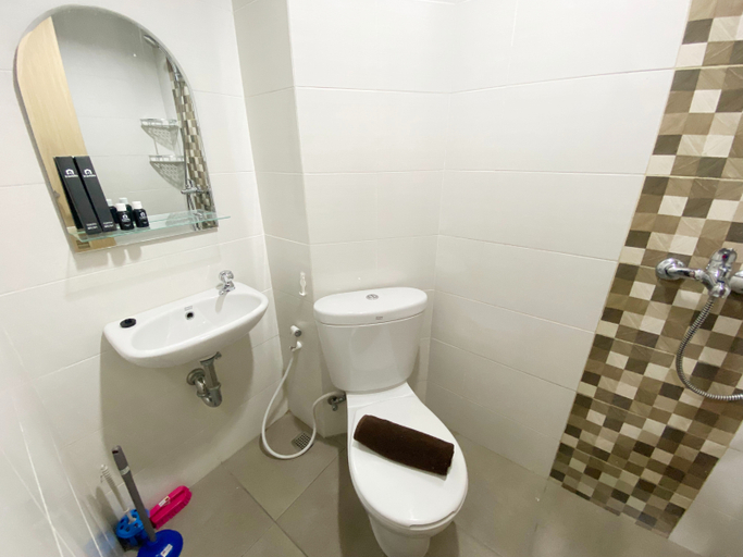 Bathroom 5, Minimalist and Homey Studio The Alton Apartment By Travelio, Semarang