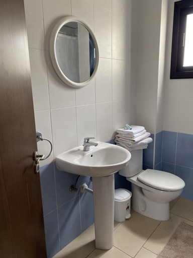 Bathroom 4, Seashell Apartments