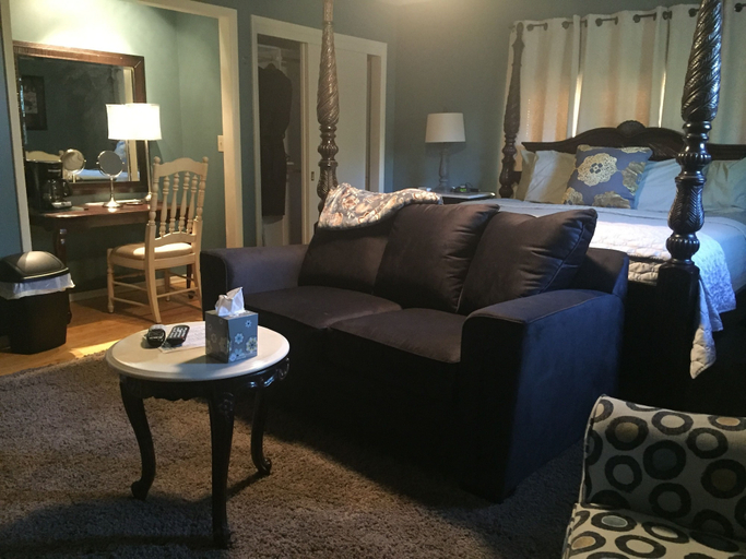 Bedroom 3, Up Up and Away Lodging, Gasconade