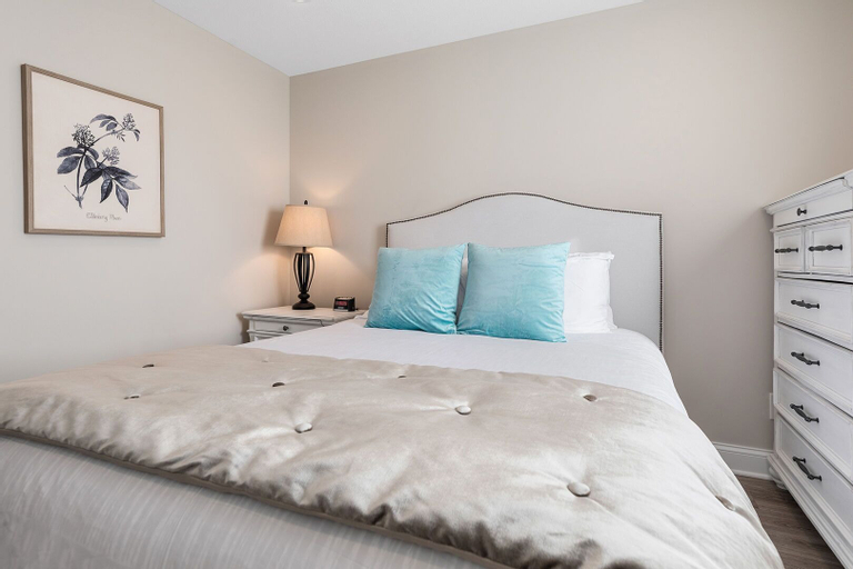 539 Bay St. Lake View Condo by Beach 102W, Grand Traverse