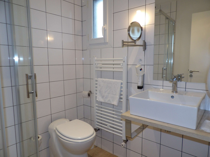 Bathroom 4, Hotel le Broceliande, Sure Hotel Collection by Best Western, Ille-et-Vilaine