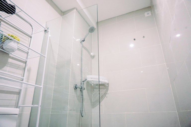 Bathroom 3, Homey And Cozy Studio Room Daan Mogot City Apartment, Jakarta Barat