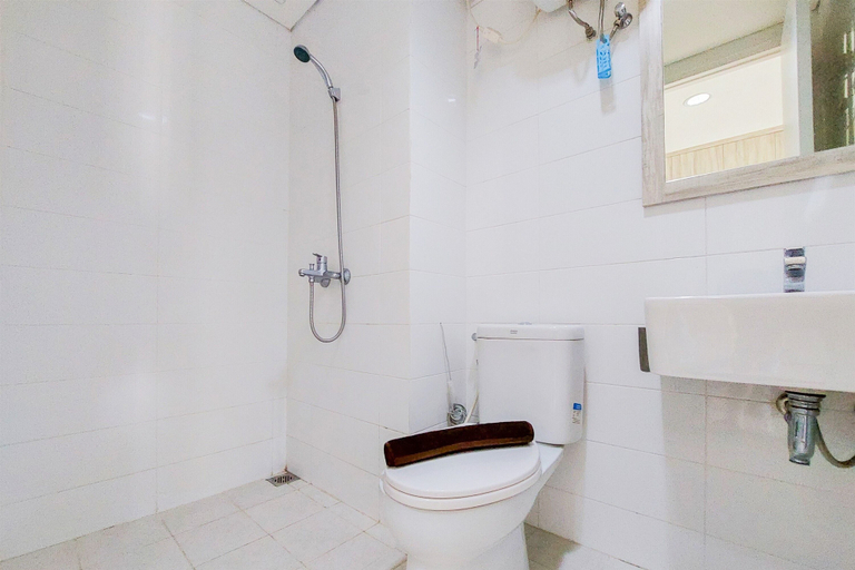 Bathroom 2, Fancy And Nice Studio Apartment At Tuscany Residence, South Tangerang