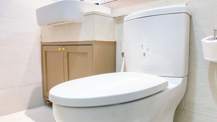 Bathroom 3, Cozy Stay Studio At Gold Coast Apartment, North Jakarta