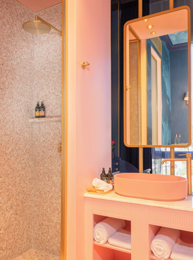 Bathroom 5, Play Levontin