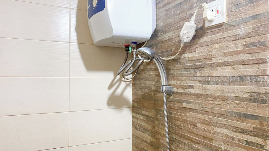 Bathroom 3, Comfortable 1Br At Sky Terrace Apartment, West Jakarta