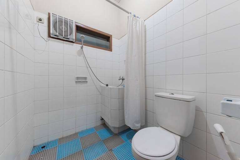 Bathroom 3, RedDoorz Plus @ Hotel Griya Astoeti, Bogor
