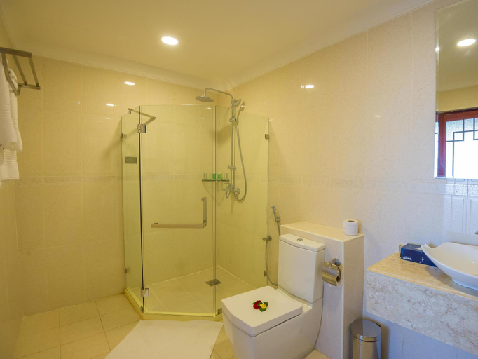 Bathroom 5, Golden tulip Zanzibar Resort, Magharibi