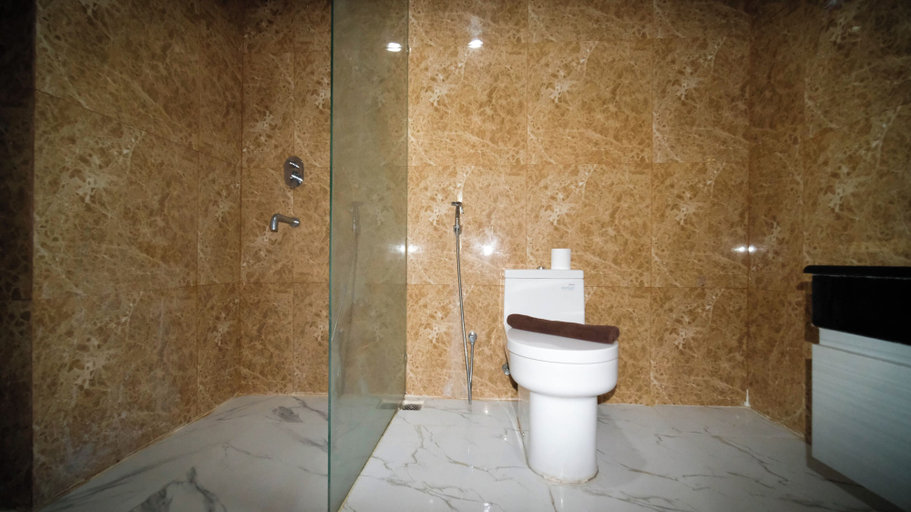 Bathroom 2, Modern And Cozy 1Br At Grand Sungkono Lagoon Apartment, Surabaya