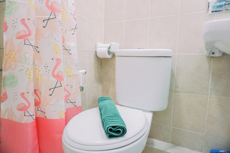 Bathroom 3, Cozy And Comfort Living 2Br Green Bay Pluit Apartment, Jakarta Utara