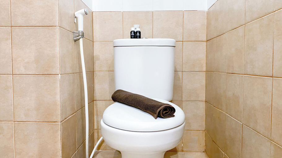 Bathroom 3, Cozy Stay 1Br At Green Pramuka City Apartment, Jakarta Pusat