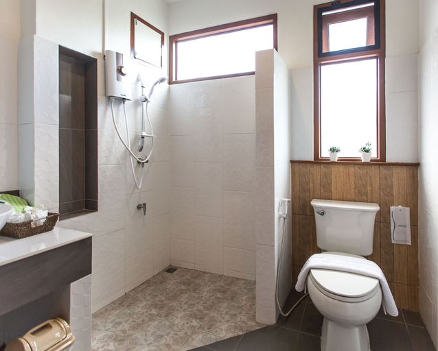 Bathroom 13