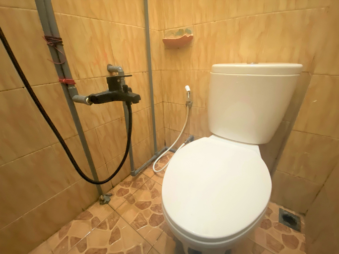 Bathroom 5, RedDoorz @ Wisma Sentosa Palopo, Palopo