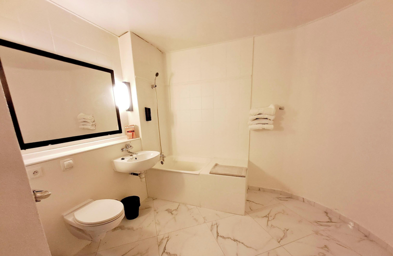 Bathroom, Crystal Hotel Saint Denis Basilique, Seine-Saint-Denis