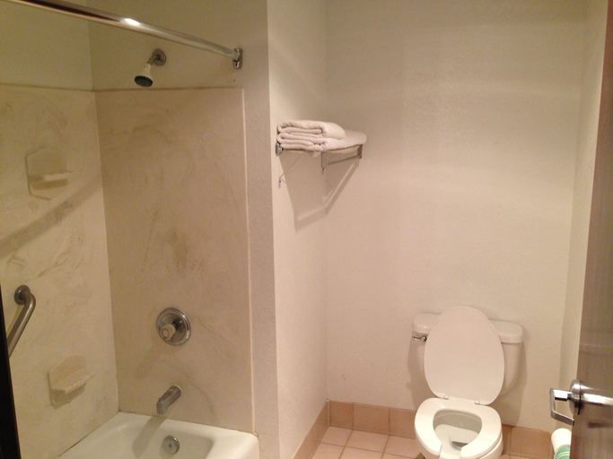 Bathroom 4, Brentwood Inn & Suites, Lea