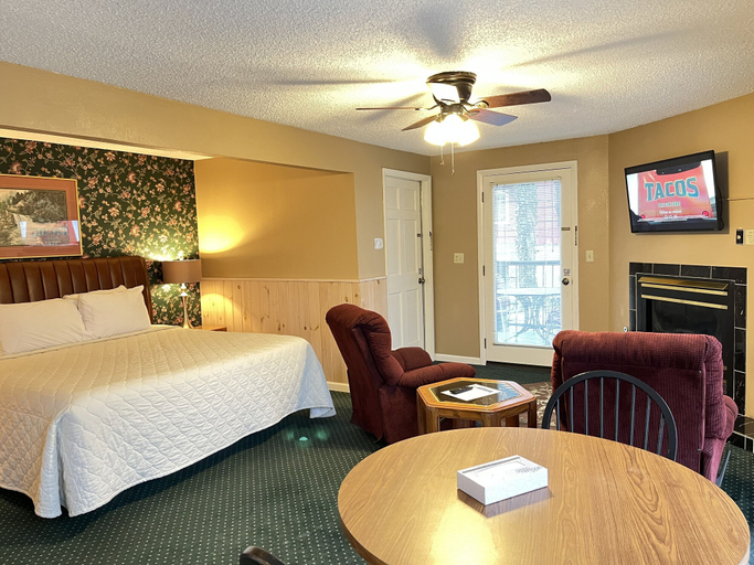 Bedroom 2, Carr's Northside Motel and Cottages, Sevier