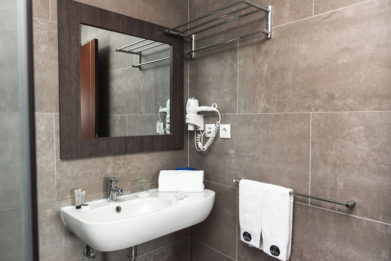 Bathroom 5, Hotel Kapital, Maputo