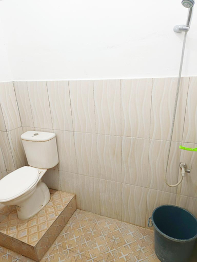Bathroom 5, Penginapan Kurnia Sluke, Rembang