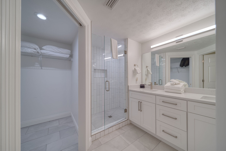Bathroom 4, Treasure Island 0807, Bay