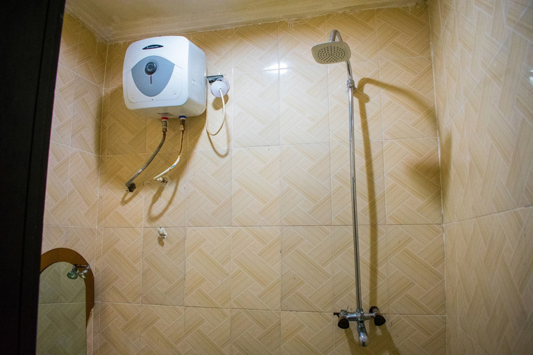Bathroom 3, Golden Destiny Hotel Limited, Mushin