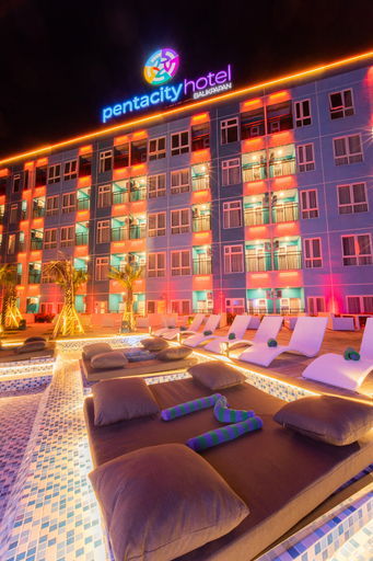 Exterior & Views 18