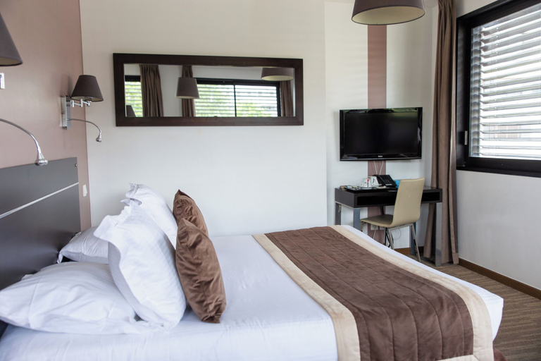 Bedroom 2, Zenitude Swiss Apparthotels, Ain