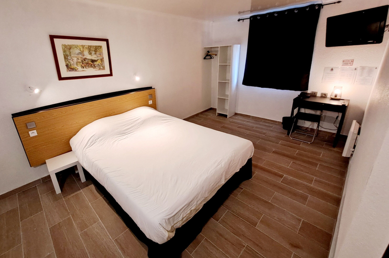 Bedroom 2, Crystal Hotel Saint Denis Basilique, Seine-Saint-Denis