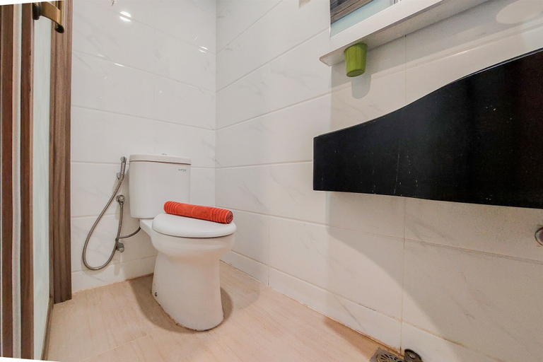 Bathroom 2, Gorgeous And Tidy Studio At Sky House Bsd Apartment, South Tangerang