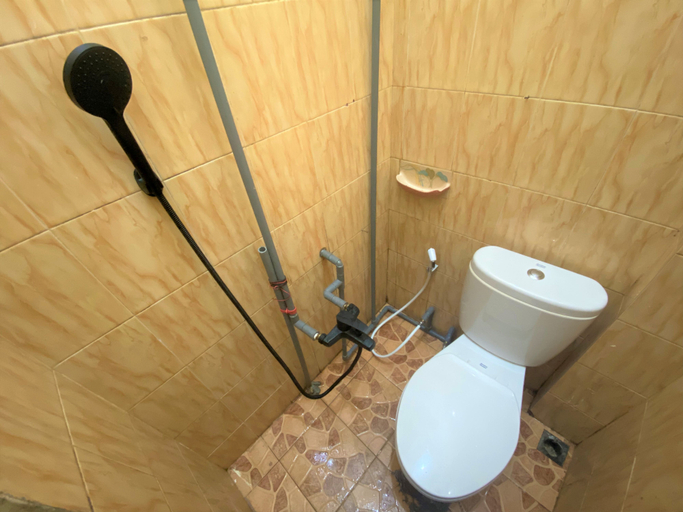 Bathroom 3, RedDoorz @ Wisma Sentosa Palopo, Palopo