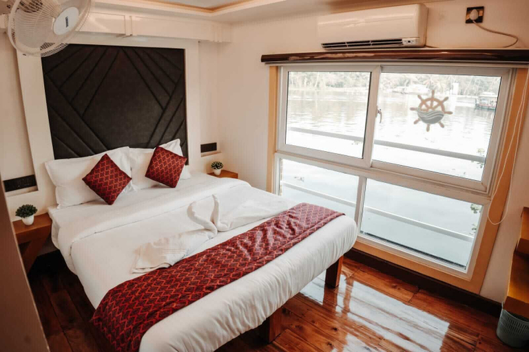 Bedroom 2, Kerala Boathouse, Alappuzha