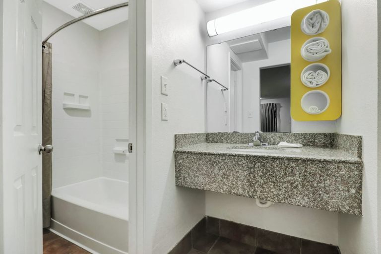 Bathroom 4, Motel 6 Bryan, TX - University Area, Brazos