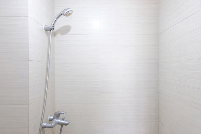 Bathroom 2, Cozy 2Br Apartment At Gateway Pasteur, Bandung