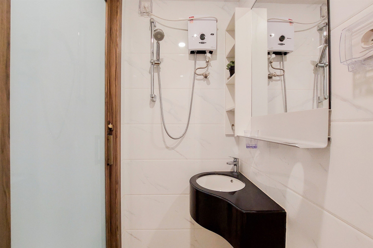 Bathroom 2, Good Deal Studio Apartment At Sky House Alam Sutera, Tangerang