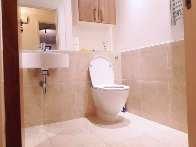 Bathroom, Awesome 1-bed Apartment in London Near o2, London