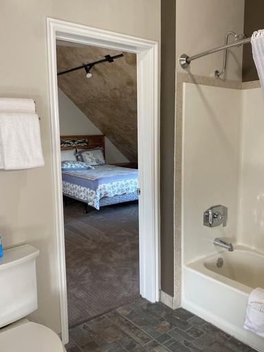 Bathroom 3, Skyridge Inn, Wayne