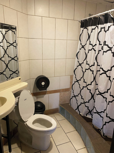 Bathroom 3, Alajuela Backpackers Airport Hostel, Alajuela