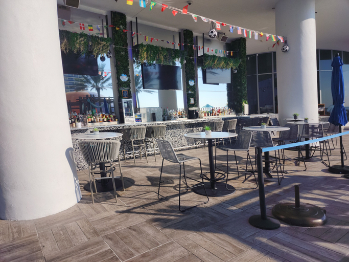 Food & Drinks, Beachfront Condos at HR by Cielo Stays, Broward