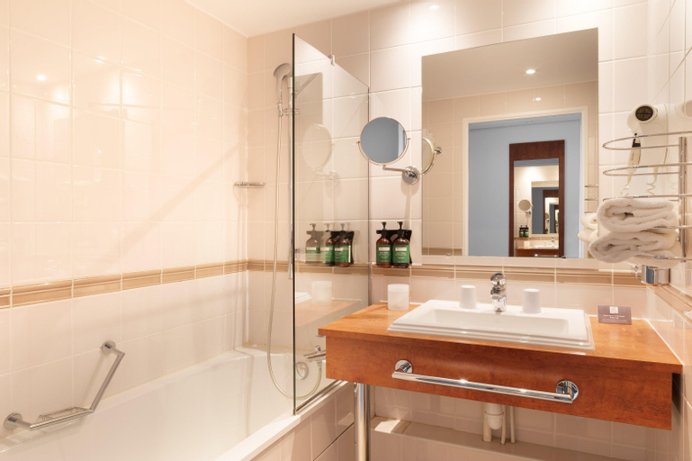 Bathroom 14