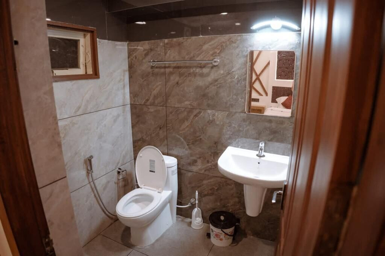 Bathroom 3, Kerala Boathouse, Alappuzha