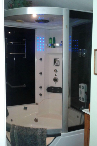 Bathroom 2, Tara Spa Apartments, Tara
