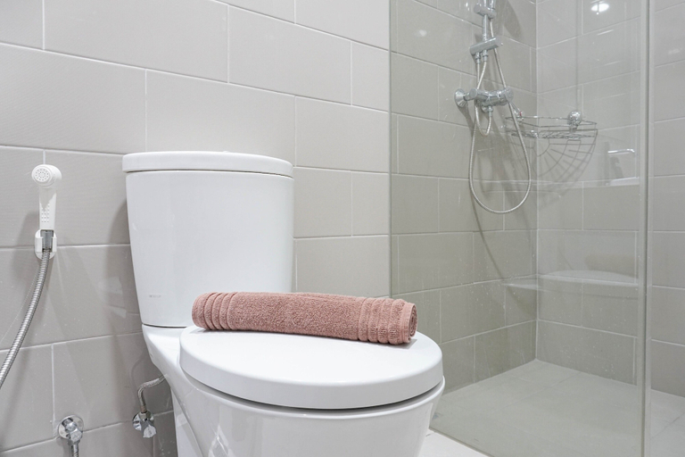 Bathroom 4, 1Br Comfy Apartment At Citralake Suites, West Jakarta