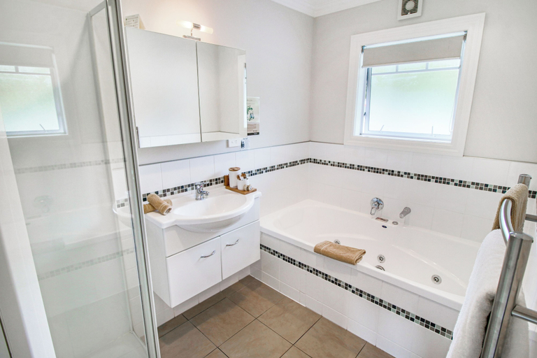 Bathroom 4, Kerikeri Park Lodge, Far North