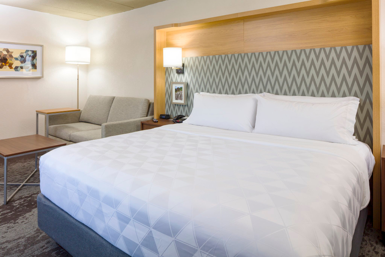 Bedroom 4, Holiday Inn SALEM (I-93 AT EXIT 2) by IHG, Rockingham
