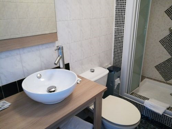 Bathroom 4, Contact Hôtel du Relais Thouars, Deux-Sèvres
