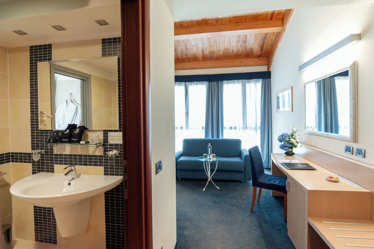 Bathroom 5, Concordia Hotel, Modena