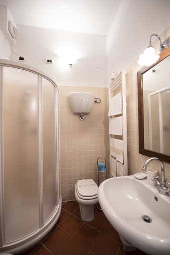 Bathroom 5, Hotel Vecchia Oliviera, Siena