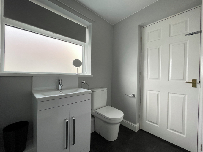 Bathroom 3, Cosy & Comfortable Apt with Parking, Nottinghamshire