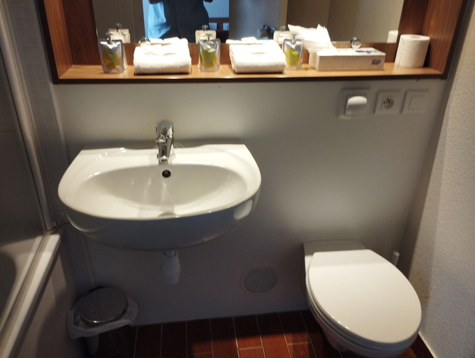 Bathroom 5, Kyriad Montargis - Amily, Loiret