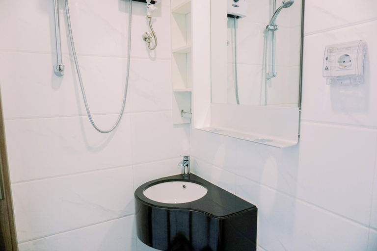 Bathroom 2, Warm And Simply Studio Room Sky House Alam Sutera Apartment, Tangerang